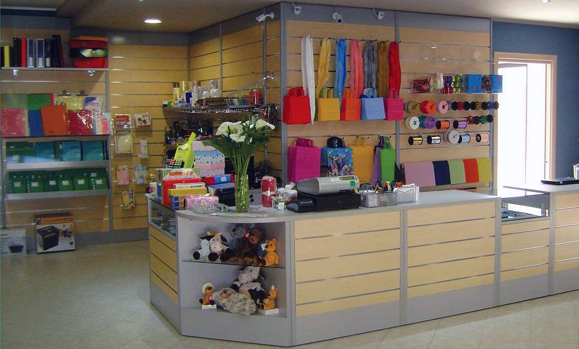 Pareti e banco vendita con doghe