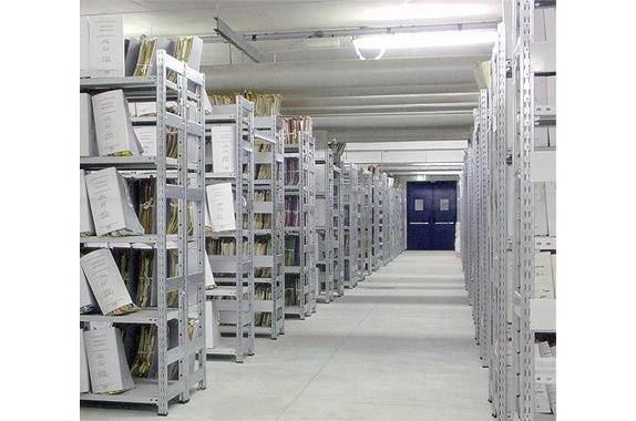 archivio con scaffalature zincate