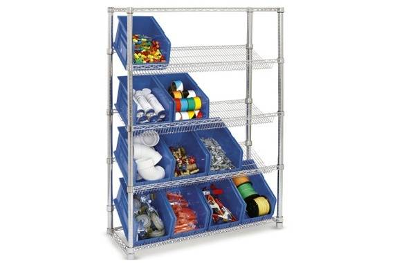 scaffalatura cromata con piani inclinati