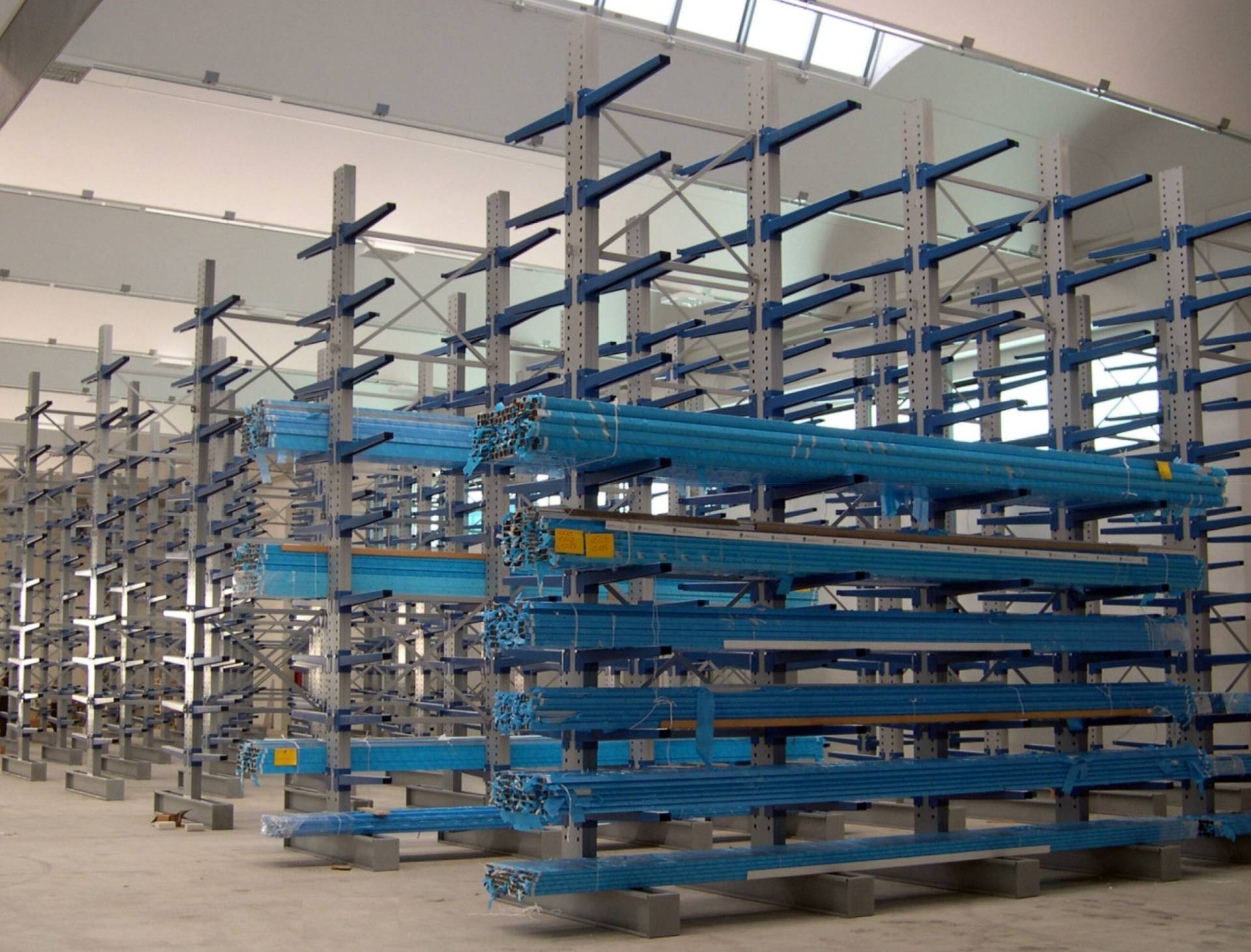 Cantilever per contenimento tubi