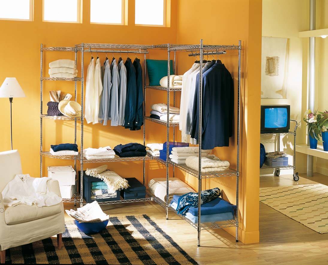 scaffale cromato con barre appenderia